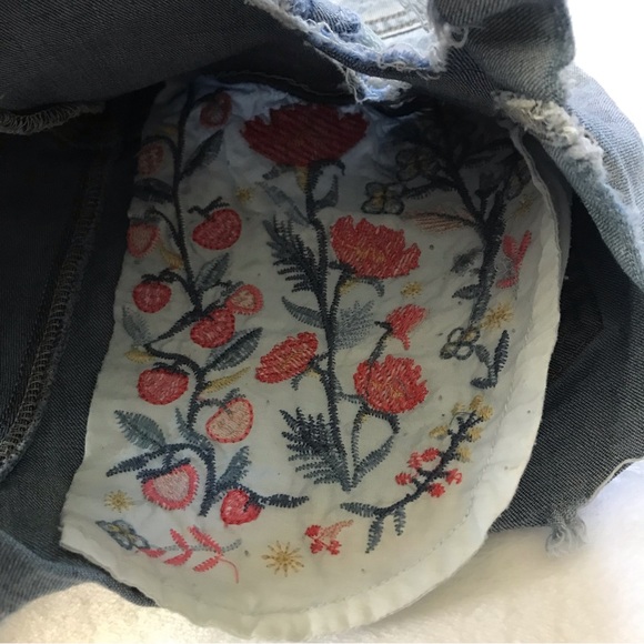 Almost Famous Distressed Denim Shorts Embroidered Pockets Junior Sz 7 Mid Rise - Picture 2 of 12